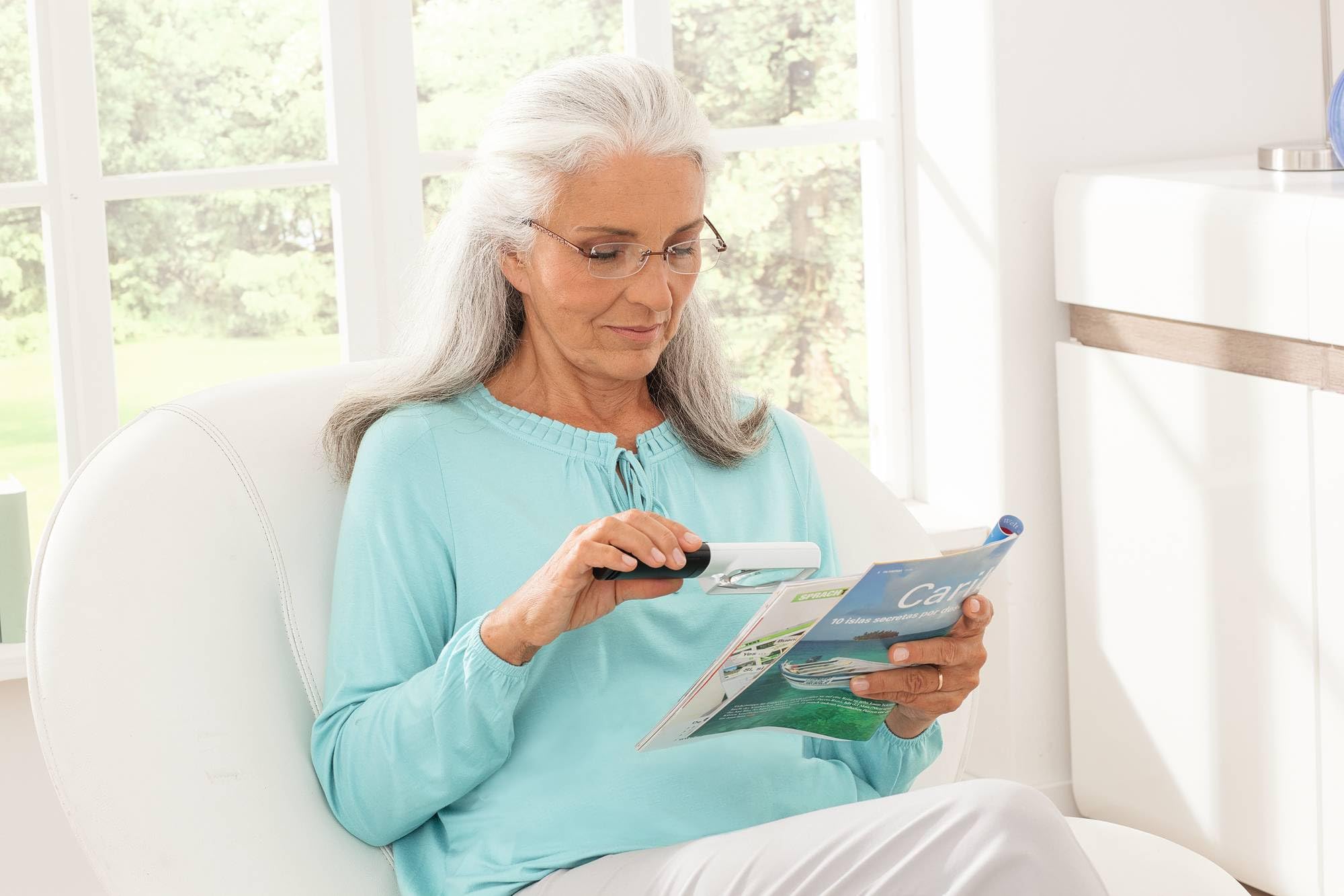 Eschenbach Optik Handlupe mobiluxLED mit LED-Beleuchtung und 4X-Vergrößerung Linsengröße: 75x50mm - Made in Germany