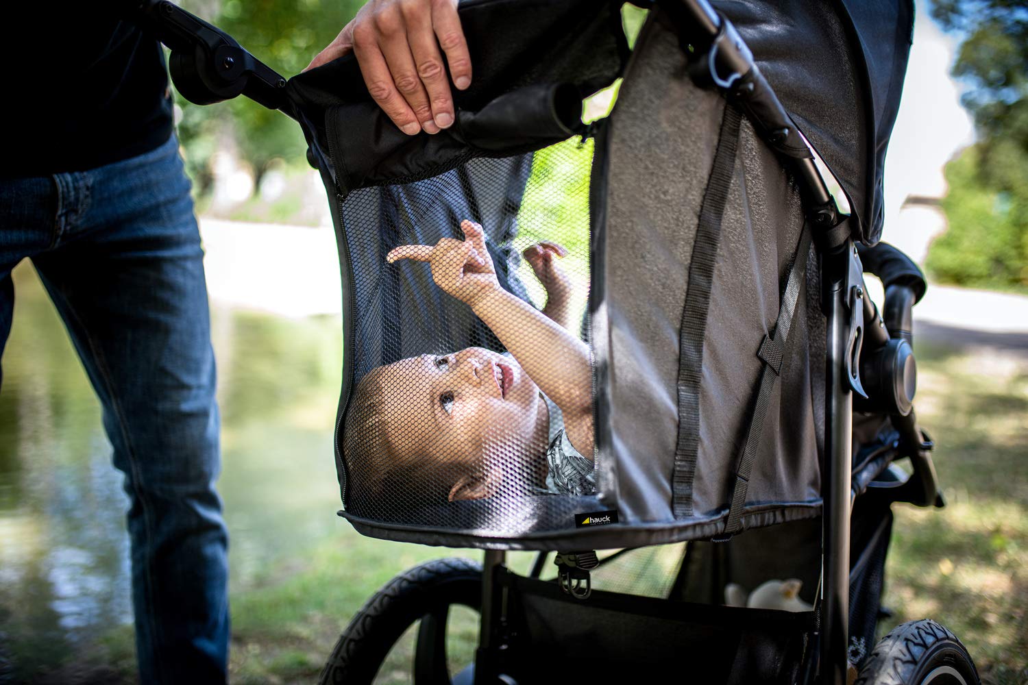 hauck Runner 2, Schwarz - Robuster Dreirad Buggy mit XL Lufträdern, Federung, UV Schutz 50+, XL Netzfenster, Verstellbarer Schieber, mit Liegefunktion für Kinder ab Geburt bis 22 kg, Faltbar