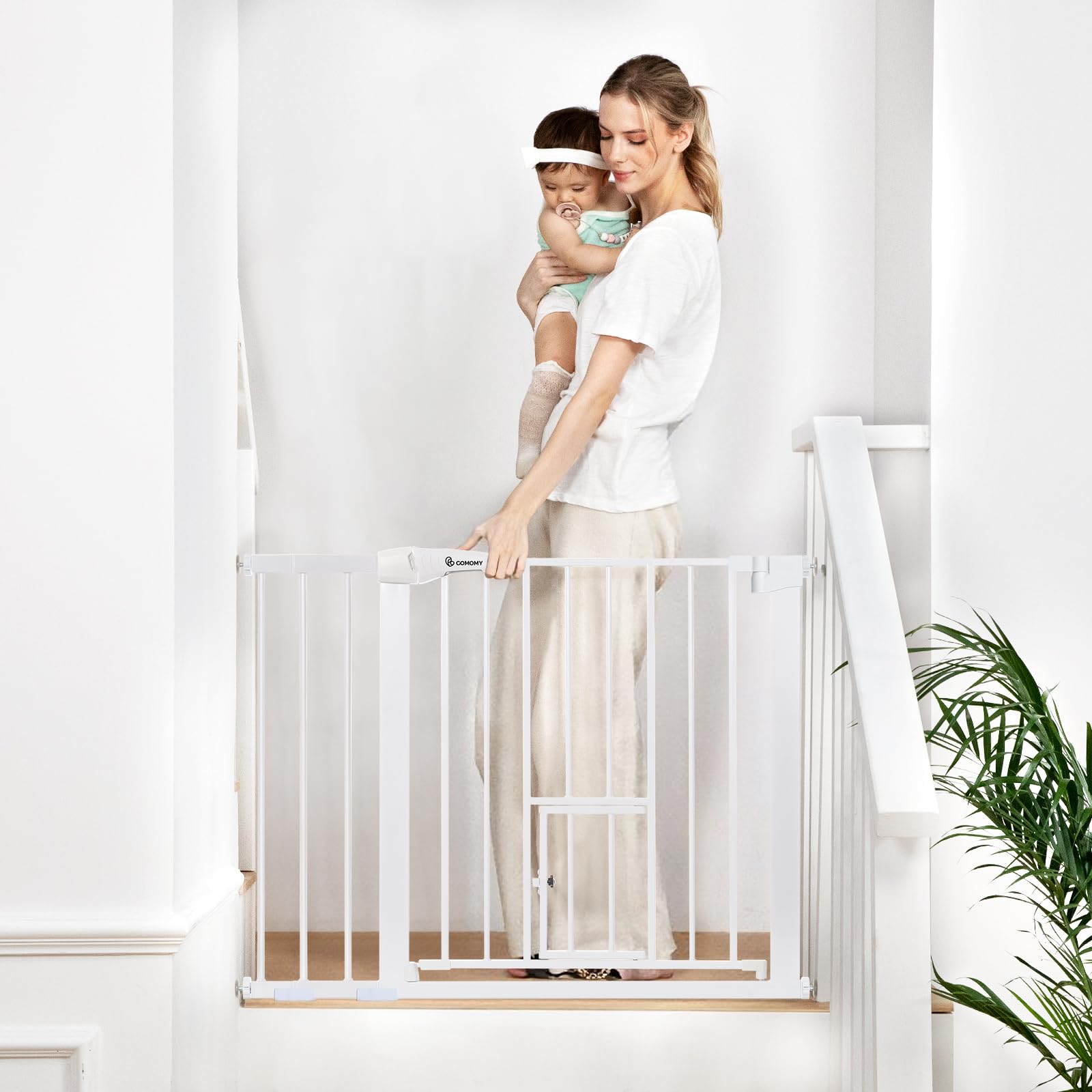 COMOMY Türschutzgitter mit Katzenklappe, 75-103cm Treppenschutzgitter ohne Bohren für Hunde und Katzen, Autoclose, Erweiterbar Türgitter Absperrgitter mit 7cm und 14cm Verlängerungen, Weiß