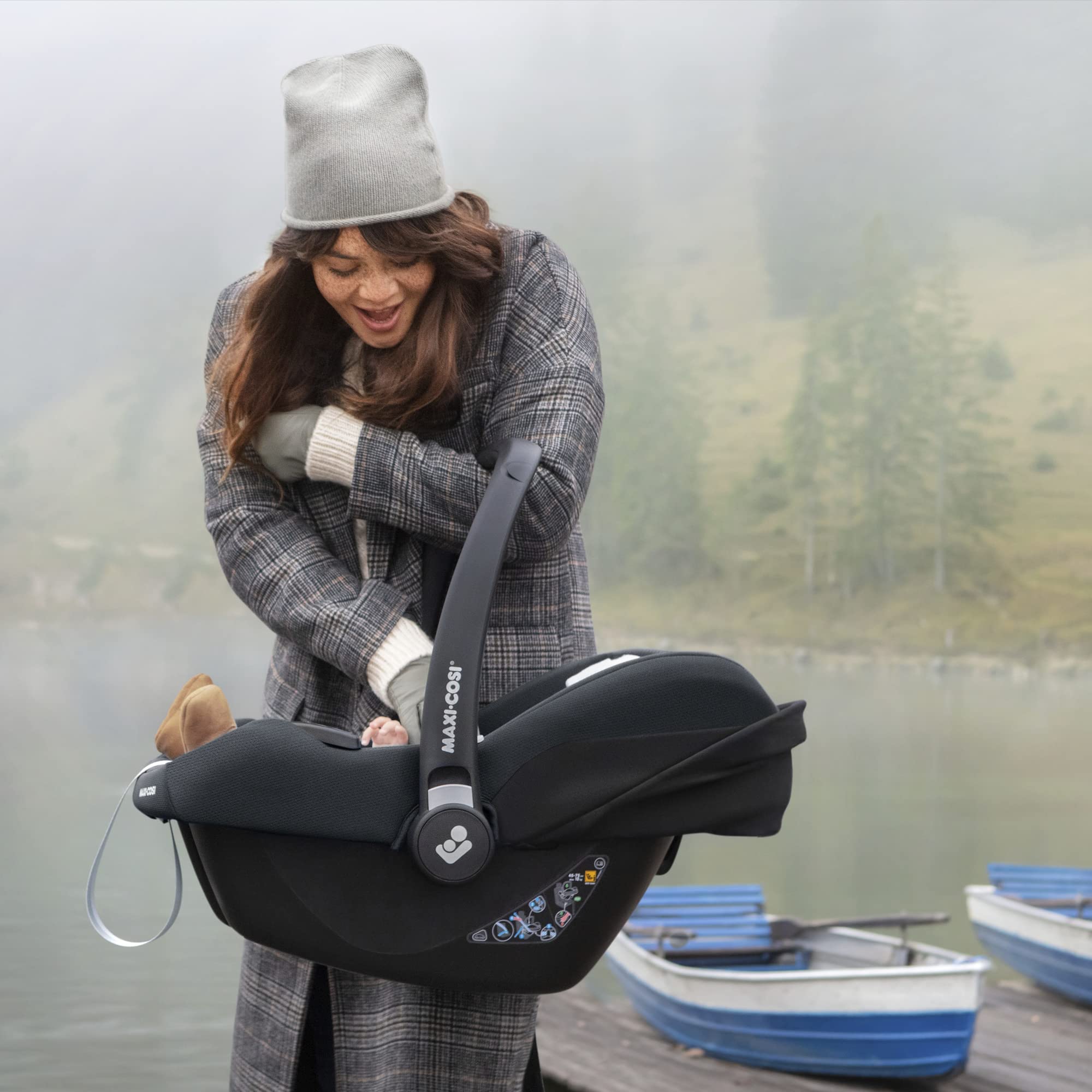 Maxi-Cosi CabrioFix i-Size, Babyschale, 0–12 Monate, max. 12 kg, leichter i-Size Kindersitz (3,2 kg), Sonnenverdeck, gepolsterter Sitz, für viele Maxi-Cosi Kinderwagen, Essential Black