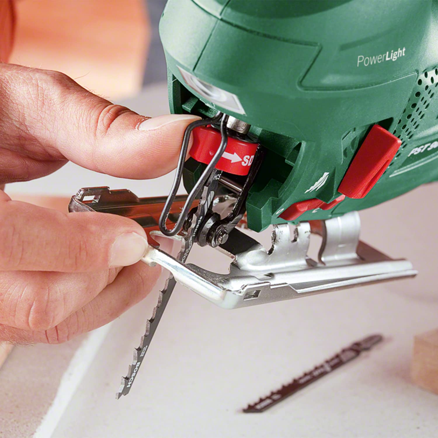 Bosch Stichsäge PST 900 PEL (620 Watt, Schnitttiefe 90 mm, im Kunststoffkoffer), Testnote: Testsieger (Magazin: Heimwerker Praxis)