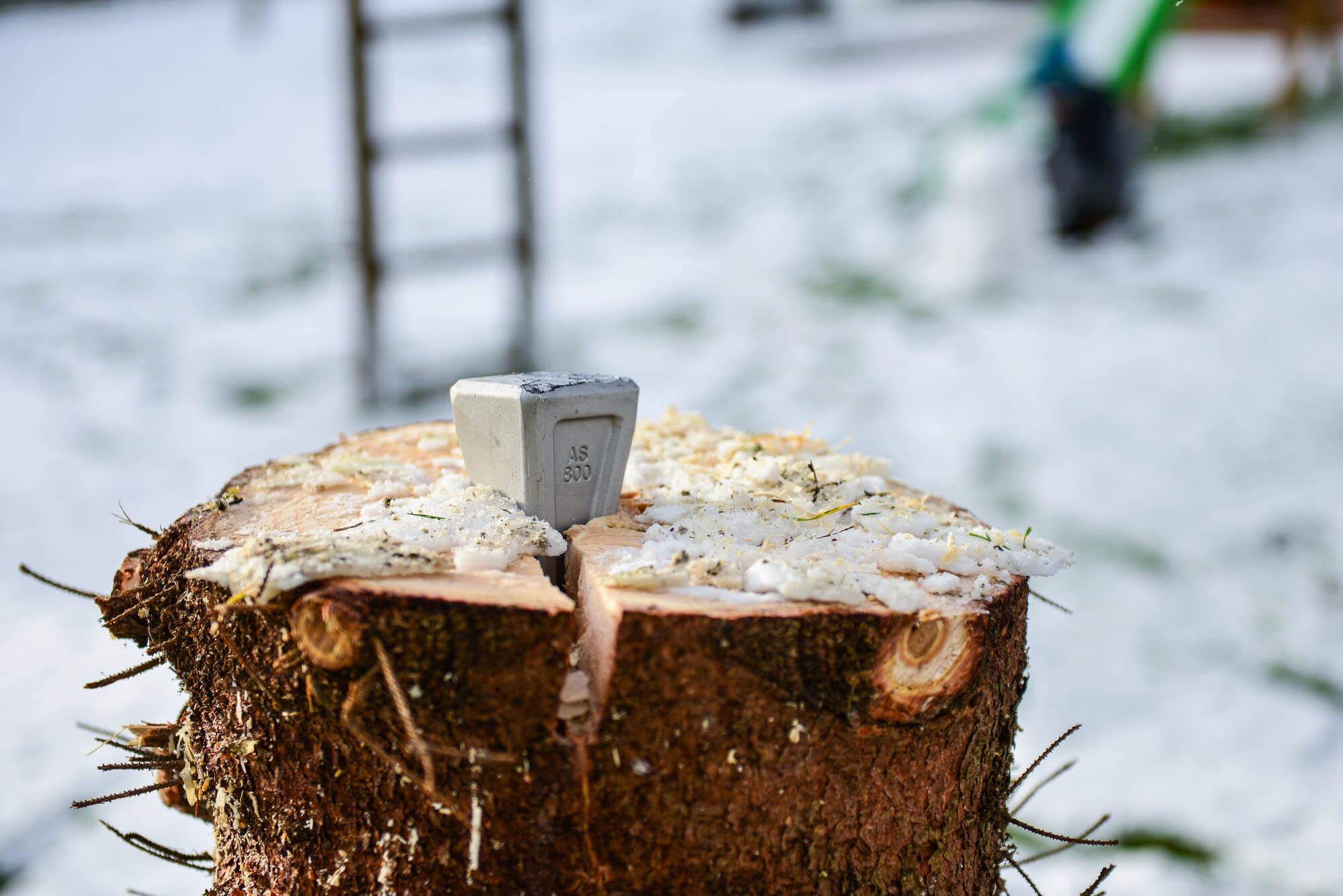HAZET Spaltkeil 2132-2 I gedrehter splitterfester Keil aus Aluminium für gezieltes Eindringen in Holz und Aufspalten von Stämmen I geschmiedet I Gewicht: 0,8 Kg
