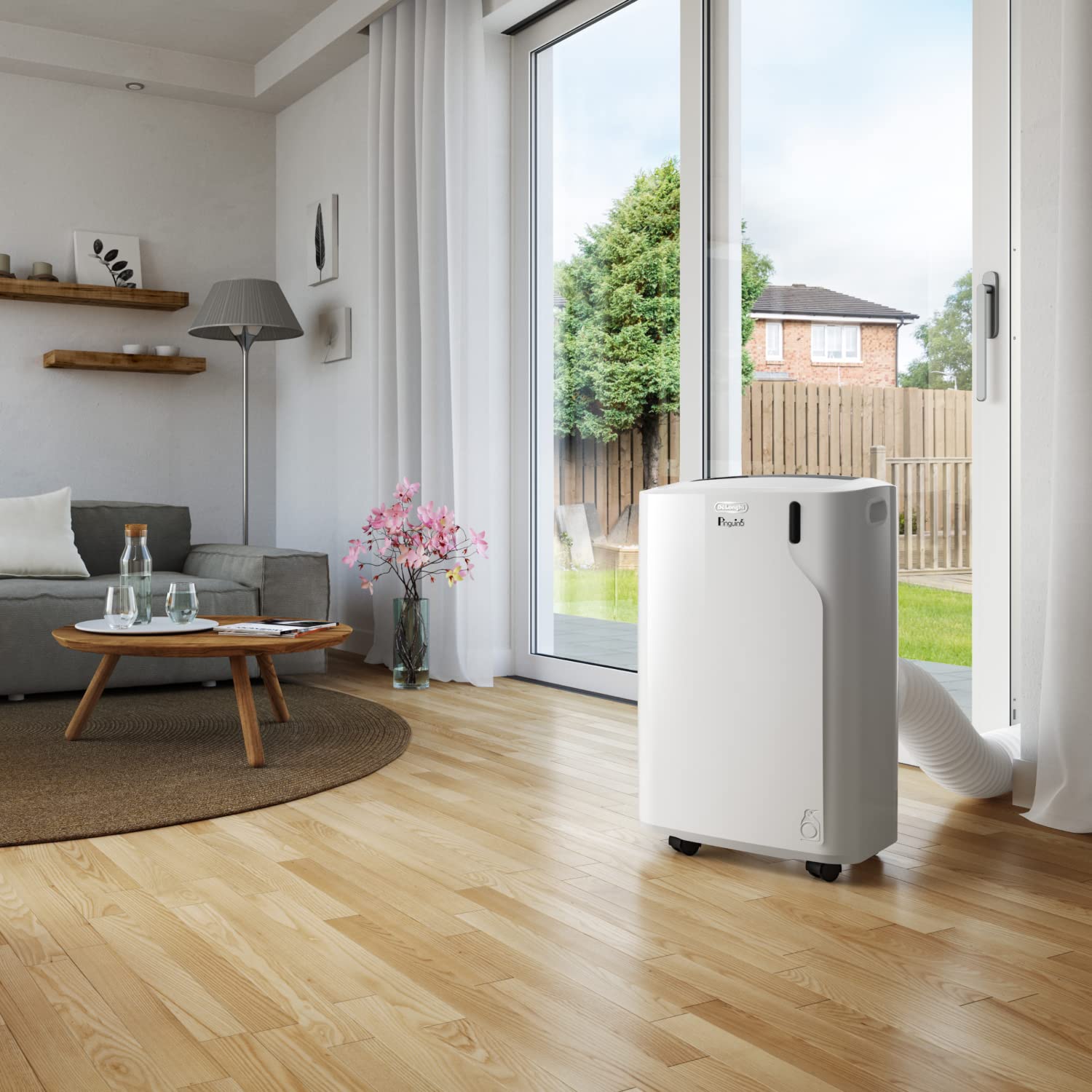 De'Longhi Pinguino PAC EM82, Mobile Klimaanlage für Räume bis zu 80 m³, 9.400 BTU, 2,4 kW, 63 dB, Entfeuchtungsfunktion, Energieklasse A, 24h-Timer, Weiß