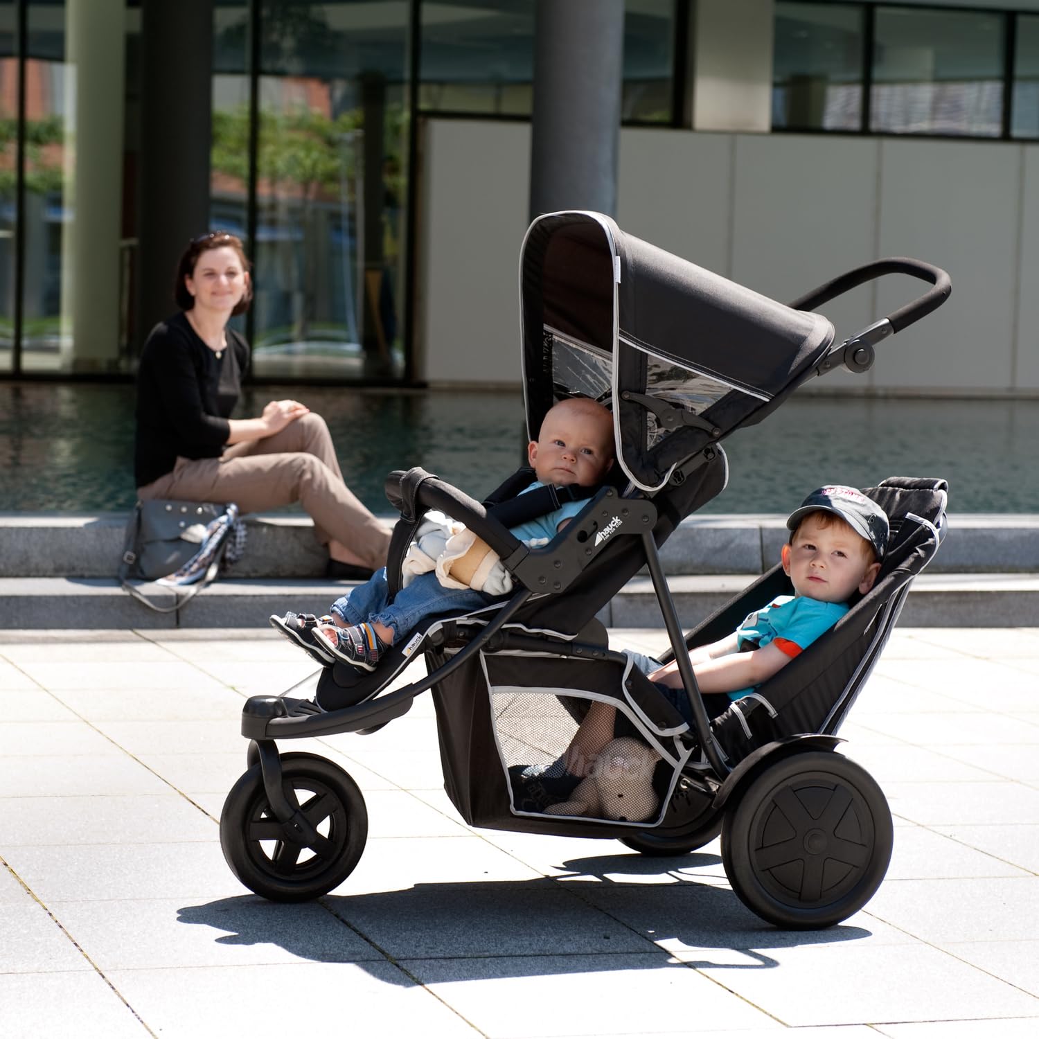 hauck Freerider, Schwarz - 3 Rad Geschwisterbuggy mit Regenschutz für 2 Kinder - Oberer Sitz mit Liegefunktion ab Geburt - Unterer Sitz ab 6 Monaten - Max. 15 Pro Sitz - Höhenverstellbar