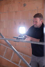 Brennenstuhl klemmbarer LED Arbeitsstrahler CL 4050 MA (40W, 3800lm, IP65, Akku LED Arbeitsleuchte mit Neigungswinkel, USB, Powerbank, Engineered in Germany)