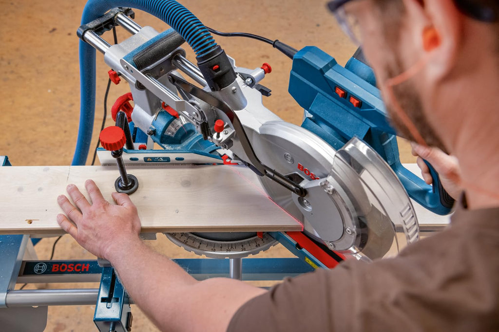 Bosch Professional Kapp- und Gehrungssäge GCM 305-254 D (schneidet bis zu 90 x 305mm, inkl. 1x Kreissägeblatt, 2x Werkstückauflage, Staubbeutel, Klemme)