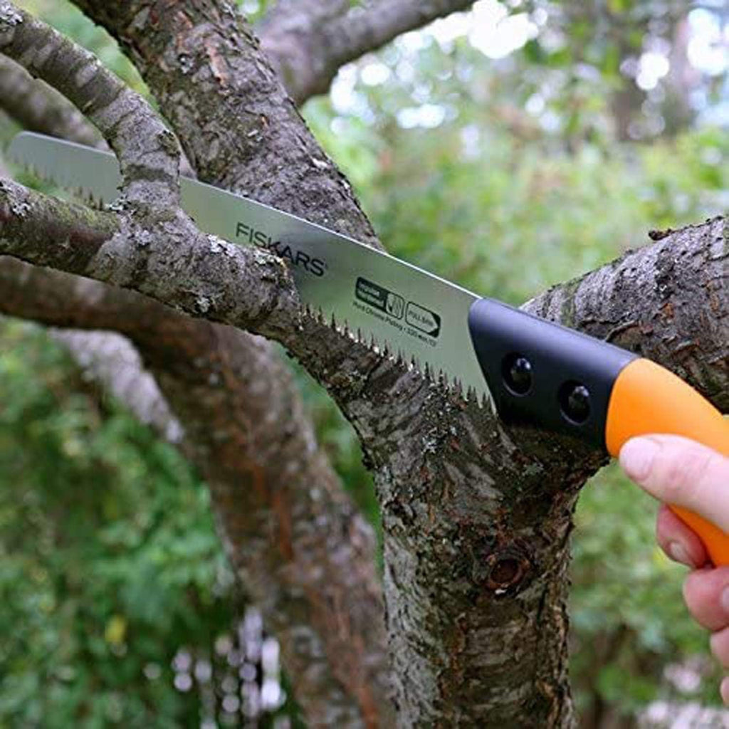 Fiskars Handsäge für frisches Holz bis Ø 15 cm, Mit feststehendem Blatt, Inklusive Kunststoff-Köcher, Sägeblattlänge: 33 cm, Rostfreies Stahl-Sägeblatt, Schwarz/Orange, SW84, 1001620