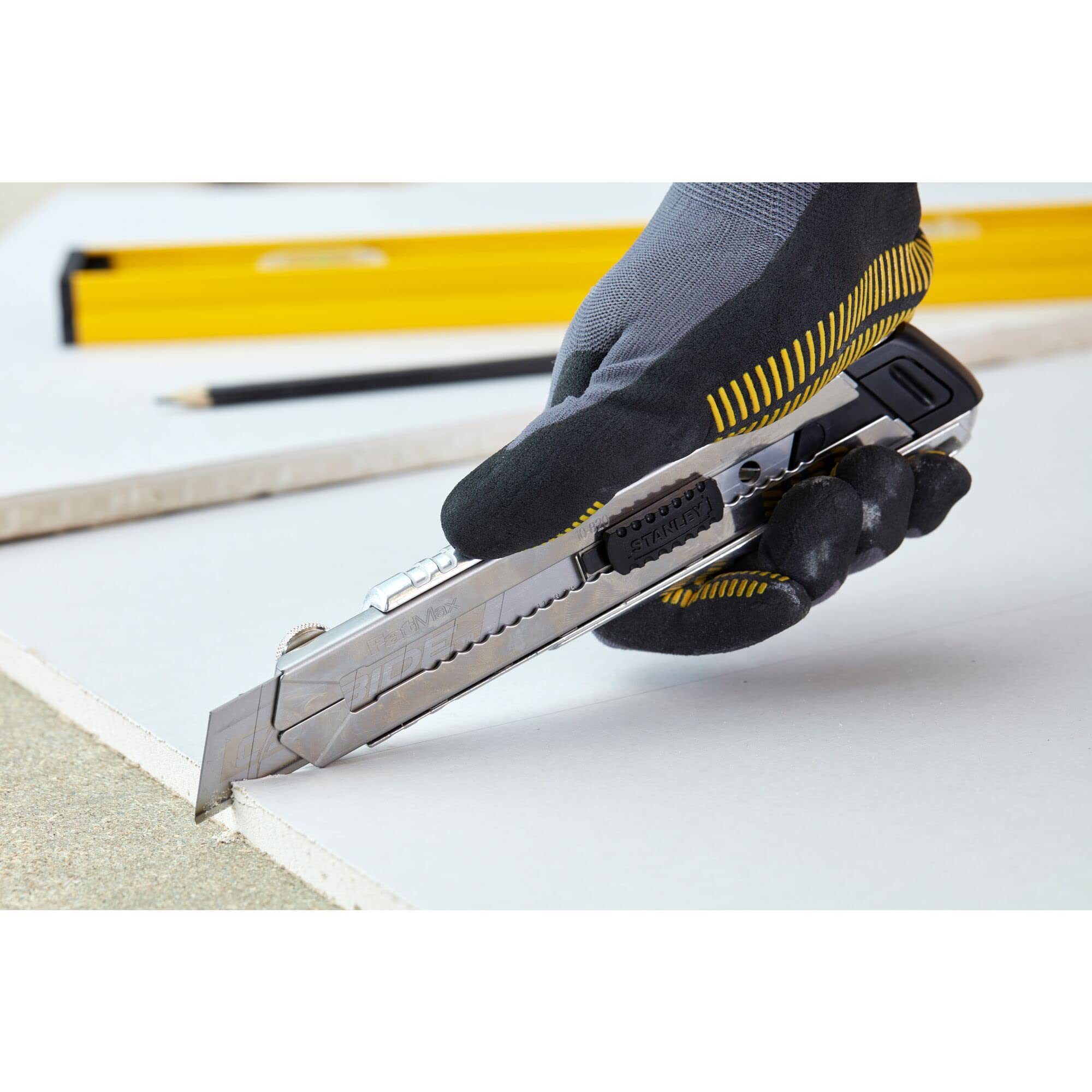 Stanley FatMax Cuttermesser PRO 0-10-820 (25 mm Klingenbreite, 210 mm Länge, extra langer, robuster Metall-Korpus für beidhändiges Schneiden, angeraute Grifffläche, inkl. 4 Abbrechklingen)