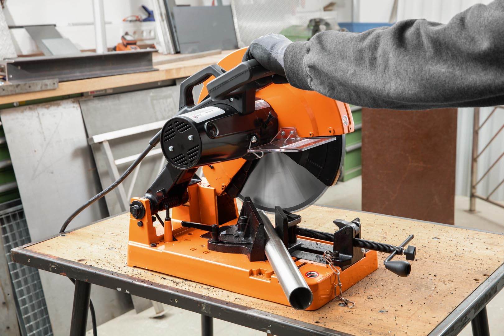 FEIN Metallkappsäge MKAS 355 Sicher, schnell und präzise sägen von Vierkantrohre bis 120 mm und Rundprofile bis 100 mm. Sägeblatt Ø 355 mm.