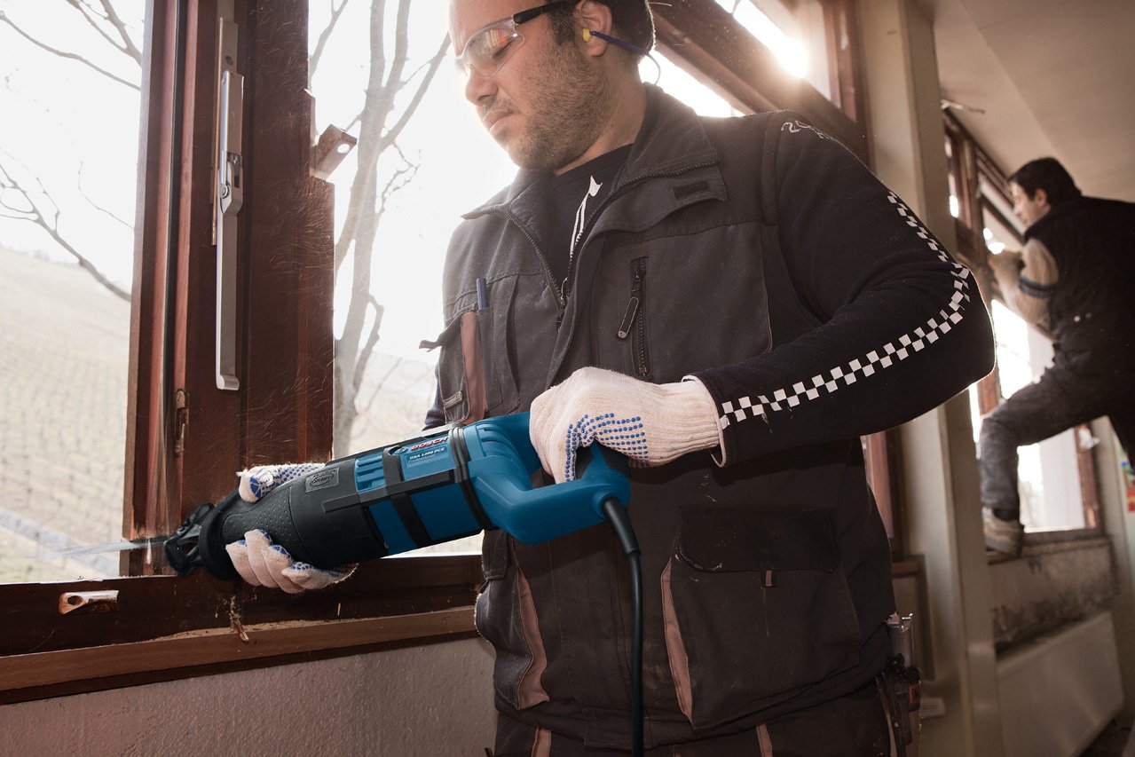 Bosch Professional Säbelsäge GSA 1300 PCE (Leistung 1.300 Watt, max. Schnitttiefe: 230mm, mit SDS und Constant Electronic, inkl. 2 Sägeblätter (Holz/Metall), Handwerkoffer)