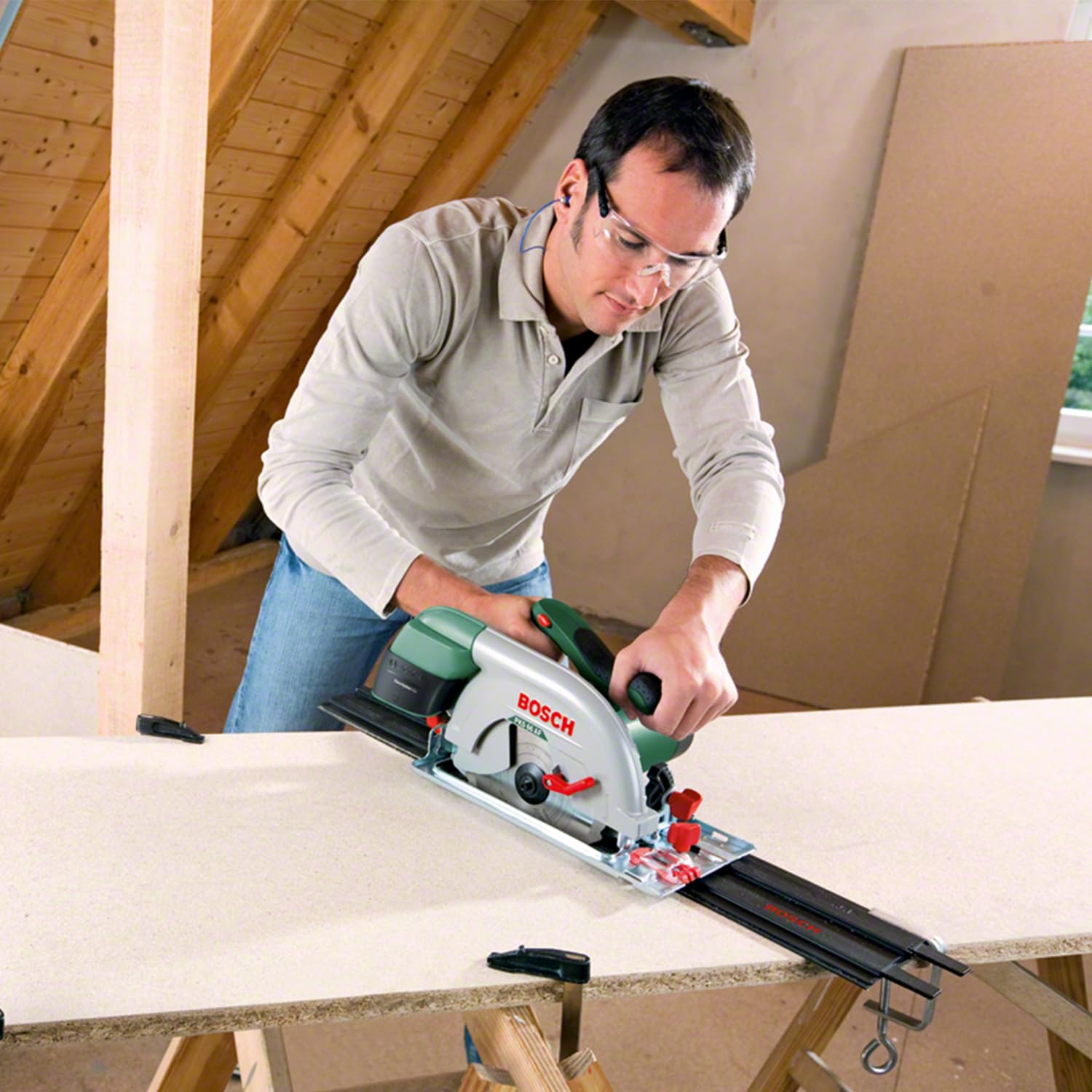 Bosch Kreissäge PKS 66 AF (Präzises Sägen in Holz, 1600 Watt; max. Schnitttiefe 66 mm; 3 tlg. Führungsschienenset)