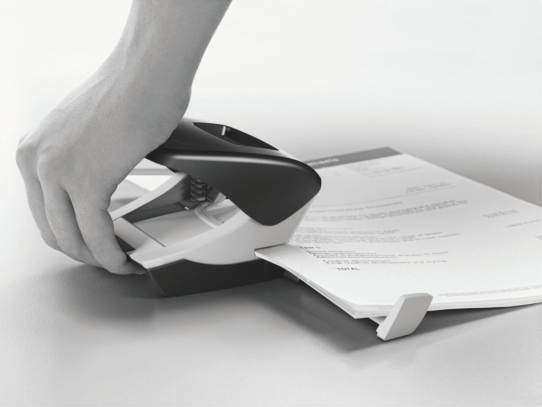 Leitz Starker Büro Locher aus Metall, Für 40 Blatt, Anschlagschiene mit Formatangaben, Ergonomisches Design, schwarz, 51380095