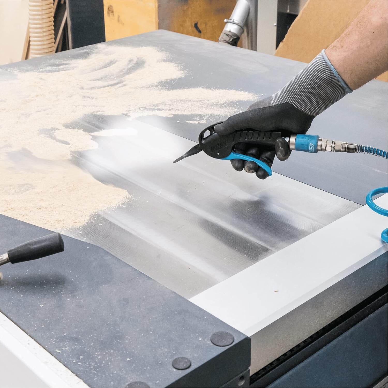 HAZET Ausblaspistole 9040P-5 I breite Flachdüse zur Flächenreinigung, 6 bar Betriebsdruck mit ergonomischem Handgriff I für ein schnelles Entfernen von Spänen oder anderen Fremdkörpern