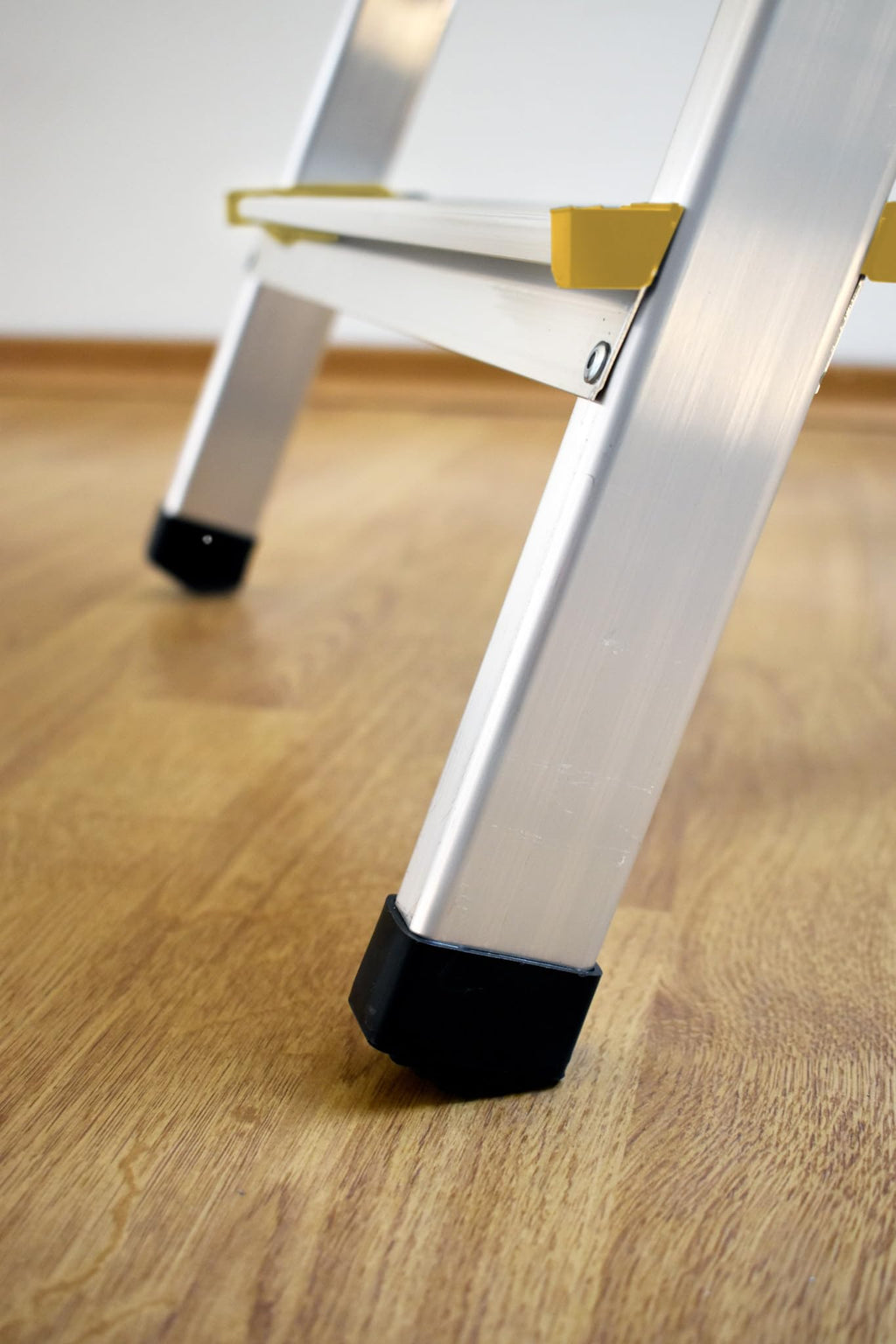 DRABEST Trittleiter Klapptritt Alu Leiter 2 x 4 Stufen Beidseitig Mehrzweckleiter Stufenleiter bis 150 kg Belastbar