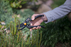 Fiskars Bypass-Gartenschere für frische Äste und Zweige, Antihaftbeschichtet, Hochwertige Stahl-Klingen, Länge: 22,5 cm, Schwarz/Orange, Pro, P90, 1001530