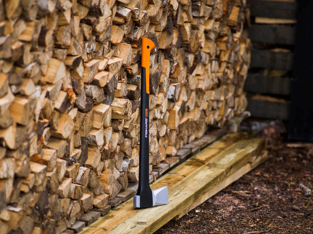 Fiskars Spaltaxt, Inklusive Klingen- und Transportschutz, Länge: 72 cm, Antihaftbeschichtet, Hochwertige Stahl-Klinge/Glasfaserverstärkter Kunststoff-Stiel, Schwarz/Orange, X25–XL, 2,4 kg, 1015643