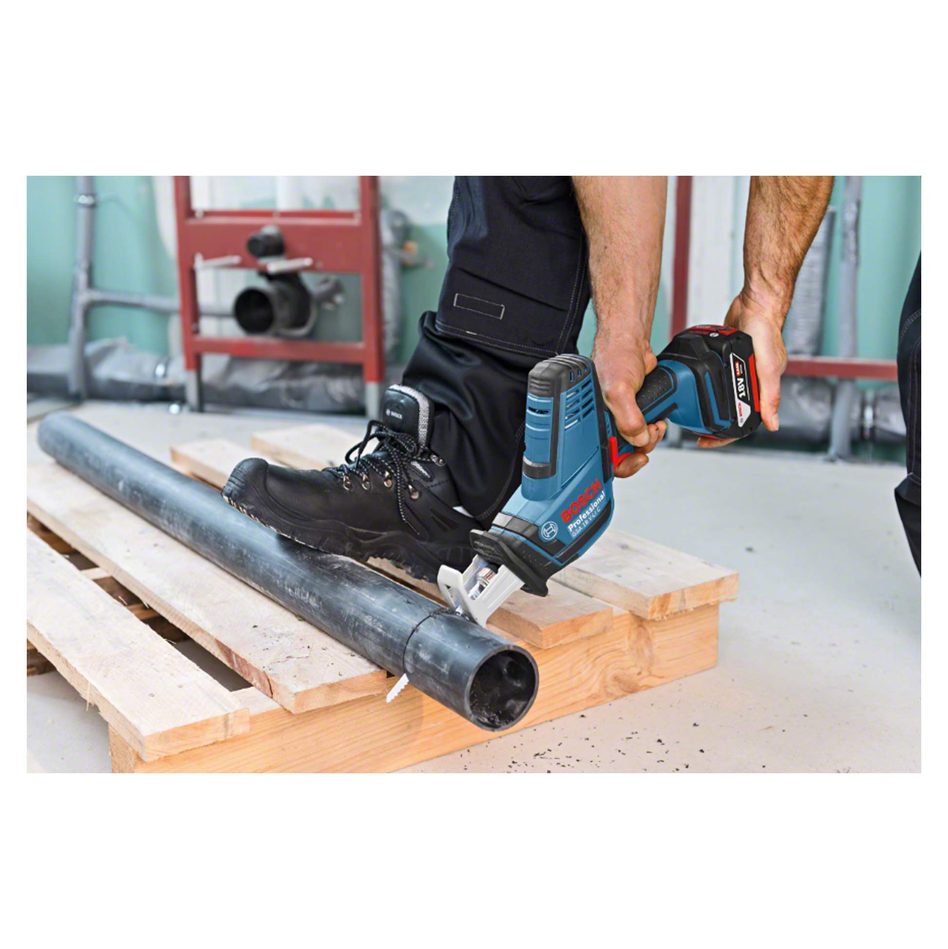 Bosch Professional 18V System Akku Säbelsäge GSA 18 V-LI C (Compact Version, inkl. 3x Säbelsägeblatt, ohne Akku/Ladegerät, L-BOXX)