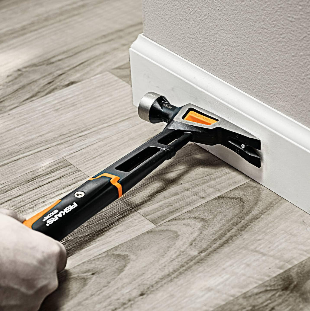Fiskars Klauenhammer IsoCore M zum Einschlagen der Nägel, Länge: 34 cm, Gewicht: 0,82 kg, Schwarz/Orange, 1020213