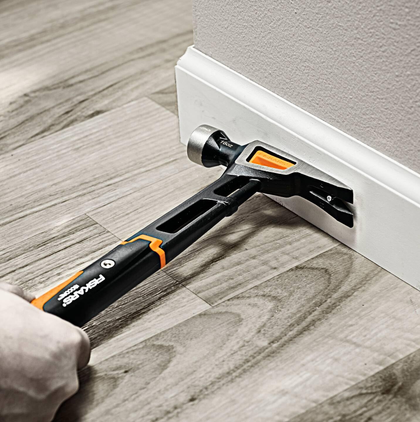 Fiskars Klauenhammer IsoCore M zum Einschlagen der Nägel, Länge: 34 cm, Gewicht: 0,82 kg, Schwarz/Orange, 1020213