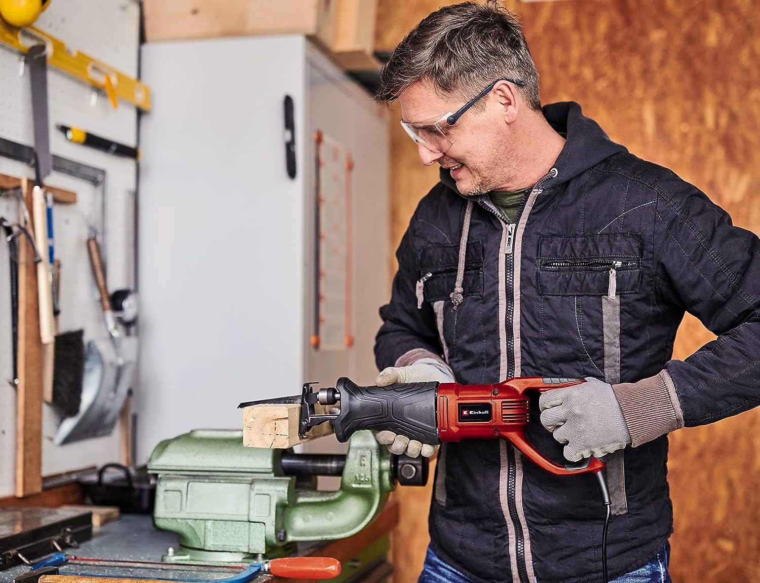 Einhell Universalsäge TC-AP 690 E (690 W, Hubhöhe 20 mm, max. Leerlaufdrehzahl 2.800 min-1, Schnitttiefe 115 mm in Holz)