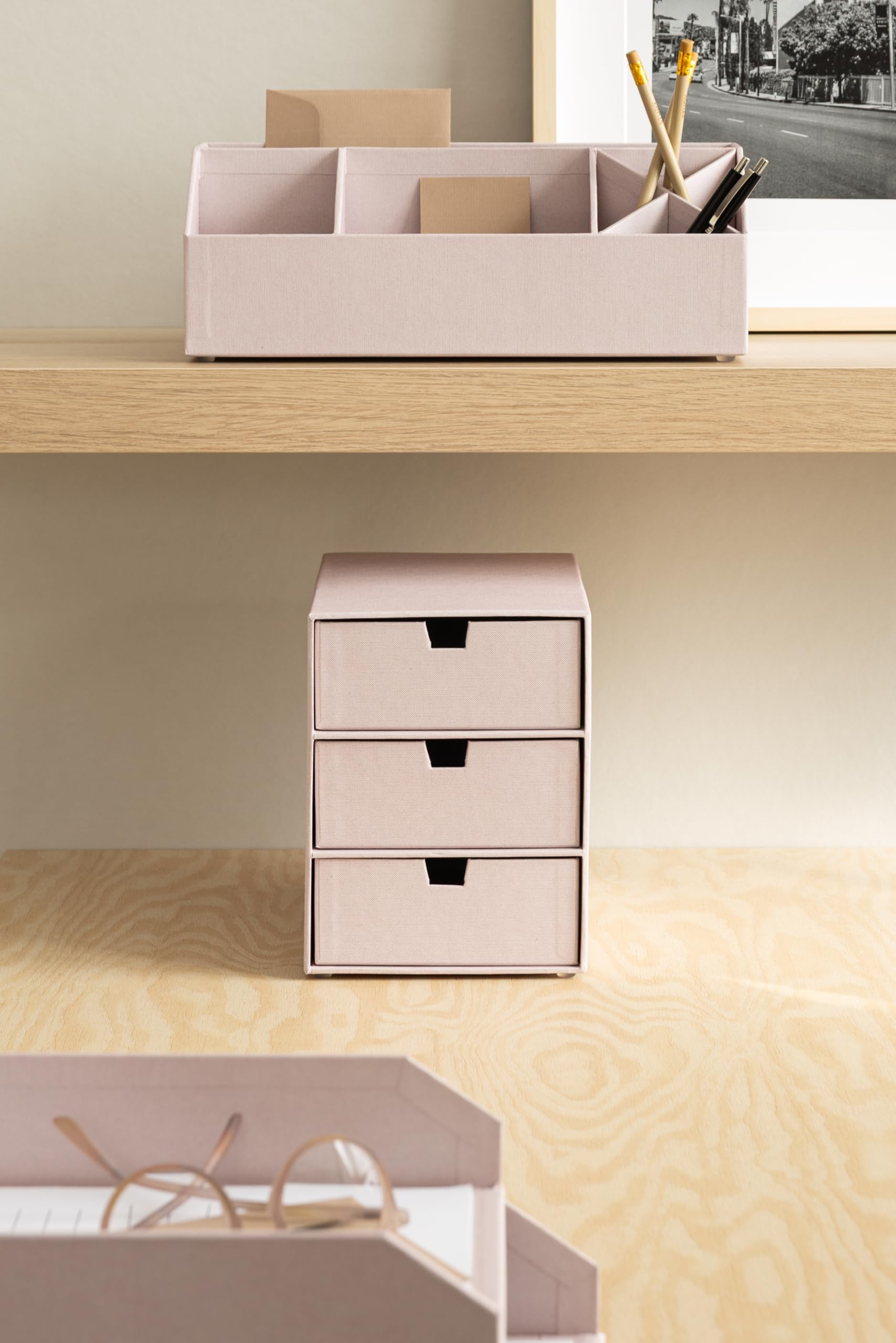 BIGSO INGRID Schubladenbox für Dokumente und Bürobedarf – Schreibtisch Organizer mit 3 Schubladen – Ablagesystem aus 100% recycelter Faserplatte und Papier in Leinenoptik – rosa