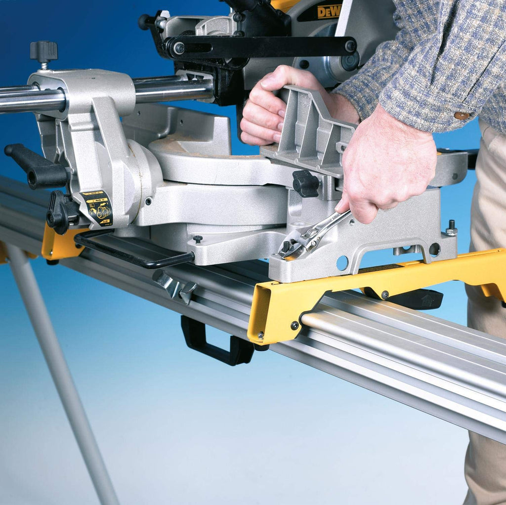DeWalt Universal-Untergestell/ Sägen-Untergestell (passend für Paneel-, Kapp- und Gehrungssägen, leichte Aluminiumkonstruktion, einfacher Transport, Teleskop-Auszug, Klappanschlag) DE7023, DEWALT DE7023-XJ - Banco de trabajo de alto rendimiento para Ingle