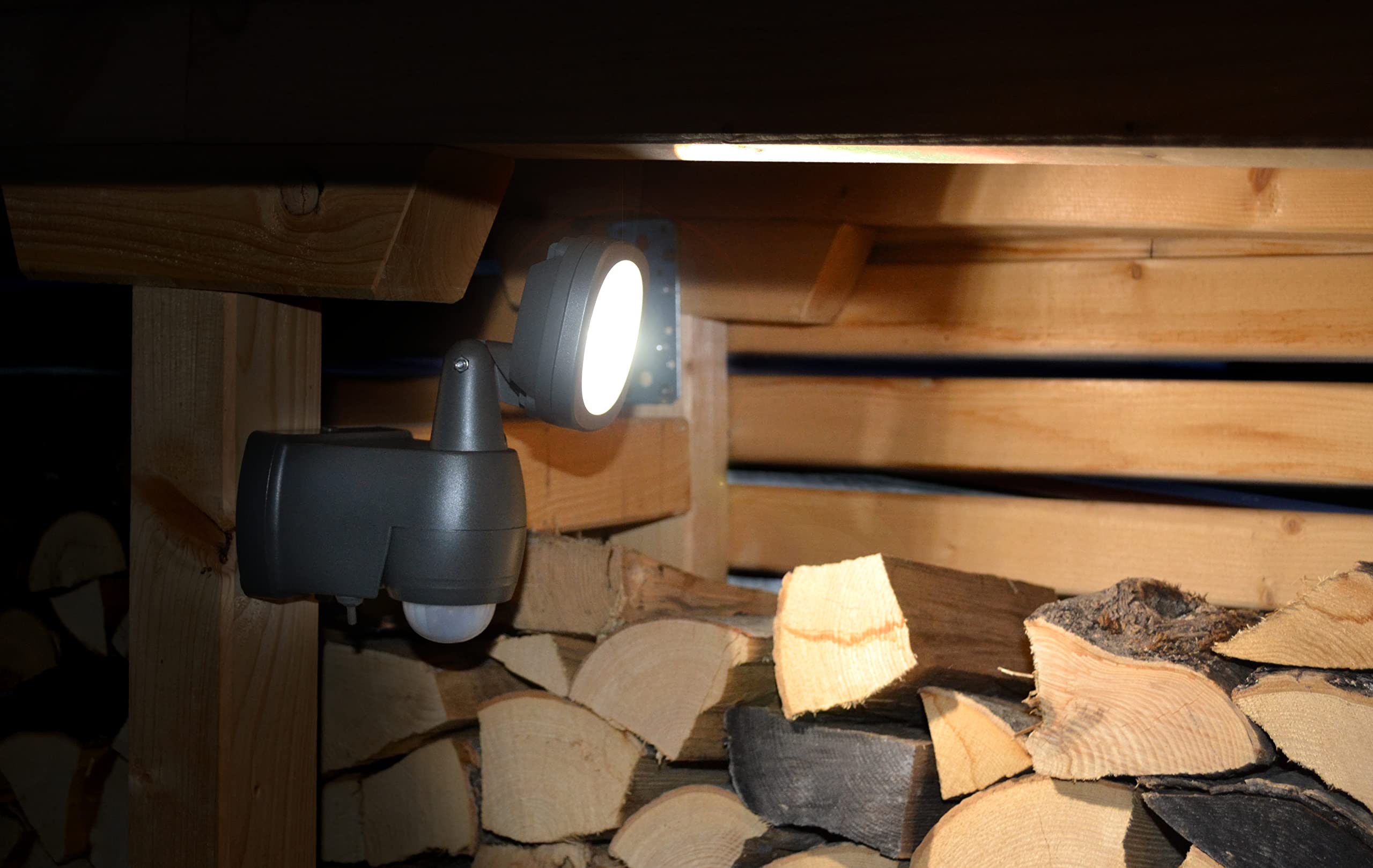Brennenstuhl Batterie LED Strahler LUFOS/Kabelloser LED Außen-Strahler mit Batterie und Bewegungsmelder (mit 8 Marken LEDs, 440 Lumen, für außen IP44, mit zusätzlicher Funktionseinstellung)