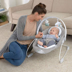 Ingenuity, Pemberton, automatische Babywippe Babyschaukel mit zwei Stufen, Sicherheitsgurt, luftdurchlässigem Material und 2 Plüschtieren
