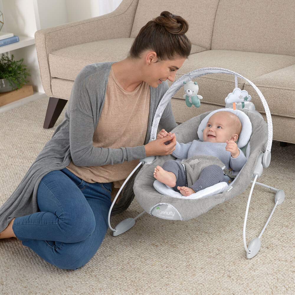 Ingenuity, Pemberton, automatische Babywippe Babyschaukel mit zwei Stufen, Sicherheitsgurt, luftdurchlässigem Material und 2 Plüschtieren