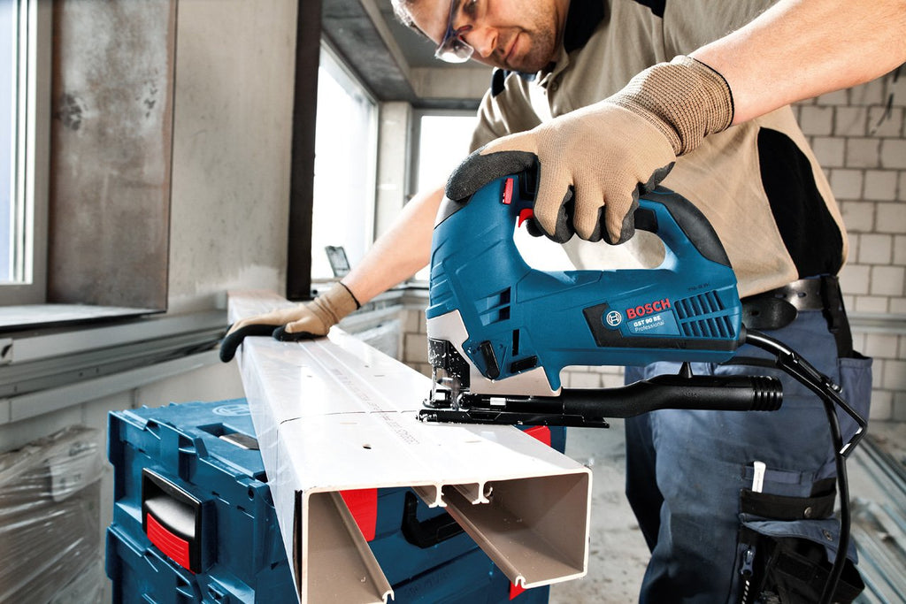 Bosch Professional Stichsäge GST 90 BE (inkl. Innensechskantschlüssel SW 5, 1x Stichsägeblatt T 144 D, Absaug-Set, Handwerkerkoffer)