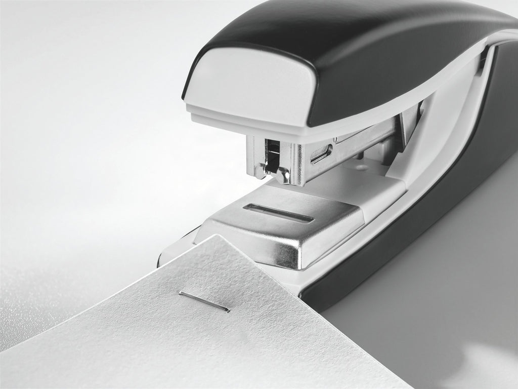 Leitz Flachheftgerät aus Metall, Für 30 Blatt, Inkl. Heftklammern, Ergonomisches Design, Schwarz, NeXXt-Serie, 55050095