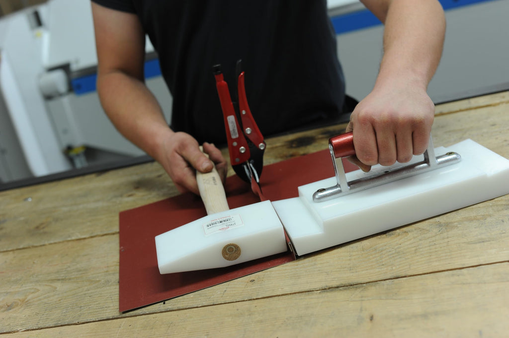 STUBAI KUNSTSTOFFHAMMER keilförmig 155 × 85 × 35 mm | Kopf aus hochschlagfestem Kunststoff | Eschenstiel geschweift | unlackiert & rutschfest | Profi-Spenglerhammer | 278501