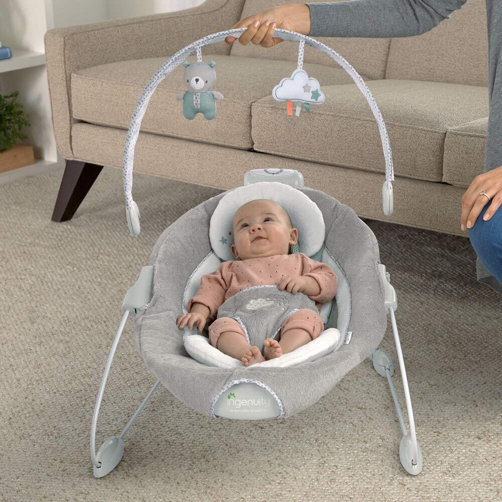 Ingenuity, Pemberton, automatische Babywippe Babyschaukel mit zwei Stufen, Sicherheitsgurt, luftdurchlässigem Material und 2 Plüschtieren