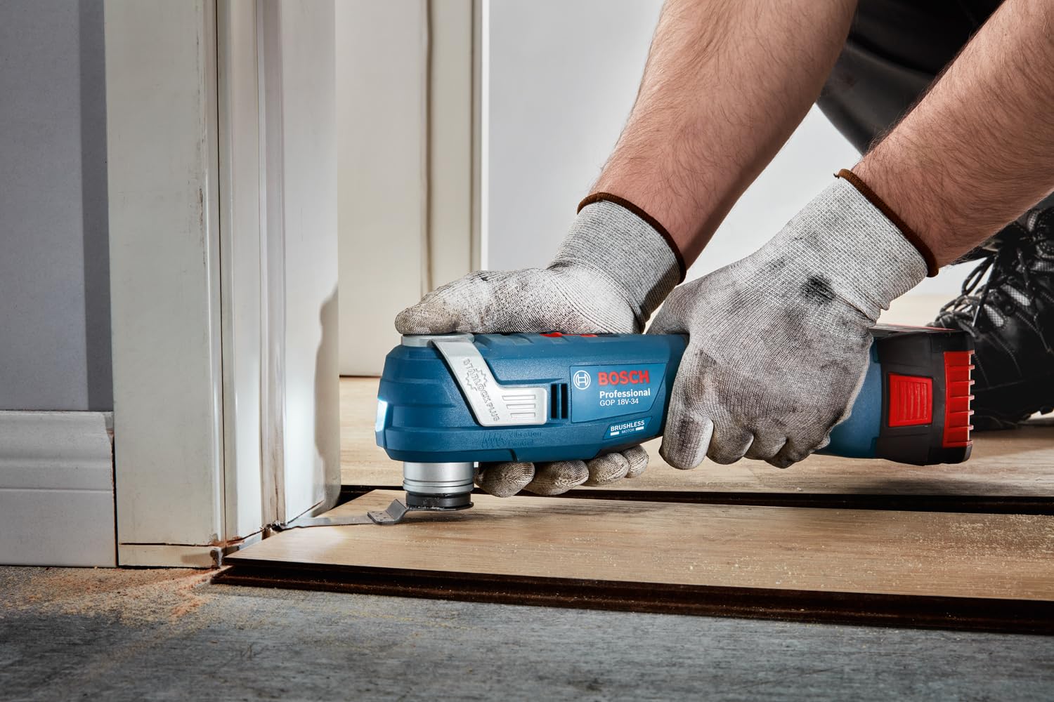 Bosch Professional 18V System Akku Multi-Cutter GOP 18V-34 (Vibration Control, inkl. mehrere Sägeblätter, 1x Schleifplatte, 5x Schleifblatt, 5x Zubehör, L-BOXX, ohne Akku/ Ladegerät)