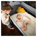 hauck Kinderreisebett Sleep N Play Center mit Neugeboreneneinhang, Wickelauflage, Tragetasche, Rollen, Schlupf, Klein Zusammenklappbar, Baby Reisebett Kleinkind ab Geburt bis 15 kg (Teddy Grey)