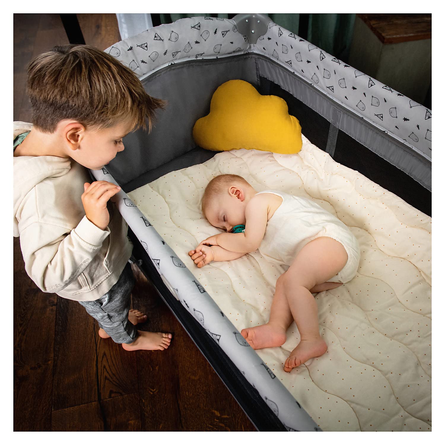 hauck Kinderreisebett Sleep N Play Center mit Neugeboreneneinhang, Wickelauflage, Tragetasche, Rollen, Schlupf, Klein Zusammenklappbar, Baby Reisebett Kleinkind ab Geburt bis 15 kg (Teddy Grey)
