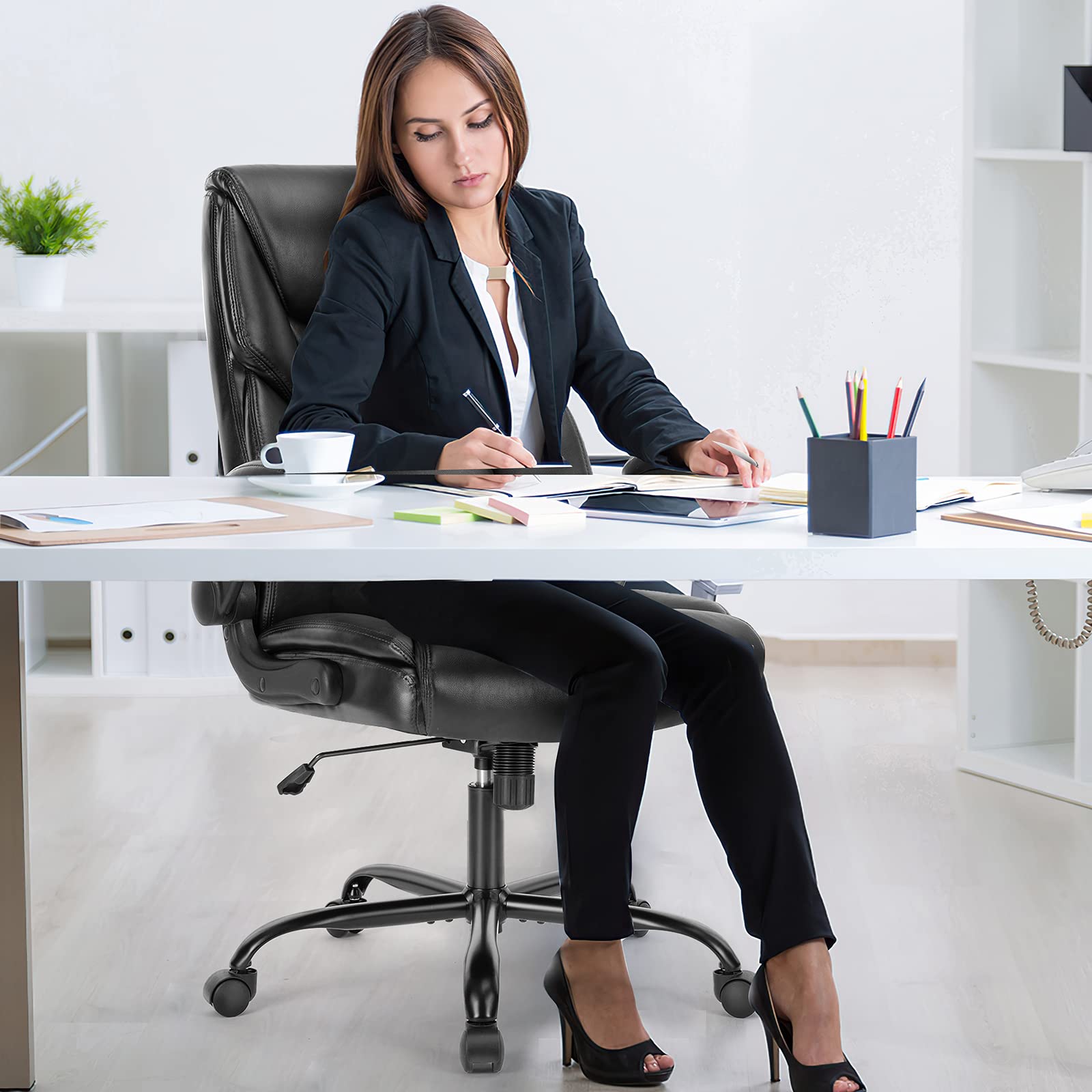Sweetcrispy Chefsessel PU Leder Bürostuhl Ergonomisch, Schreibtischstuhl mit Hochklappbaren Armlehnen, Ergonomischer Computerstuhl mit Hoher Rückenlehne, Gaming PC Drehstuhl für Arbeit Ruhe, Schwarz