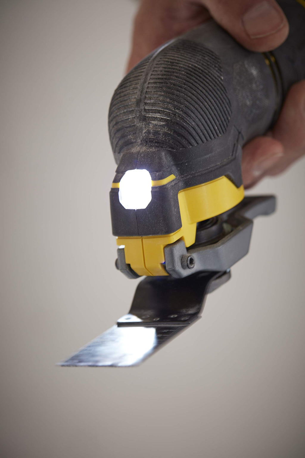 Stanley FatMax 18V Akku-Multifunktionswerkzeug SFMCE500B (Schleifer, Säge & Universalmesser in einem Gerät – Oszillierendes Werkzeug, inkl. 20-tlg. Zubehör, Lieferung ohne Akku und Ladegerät)