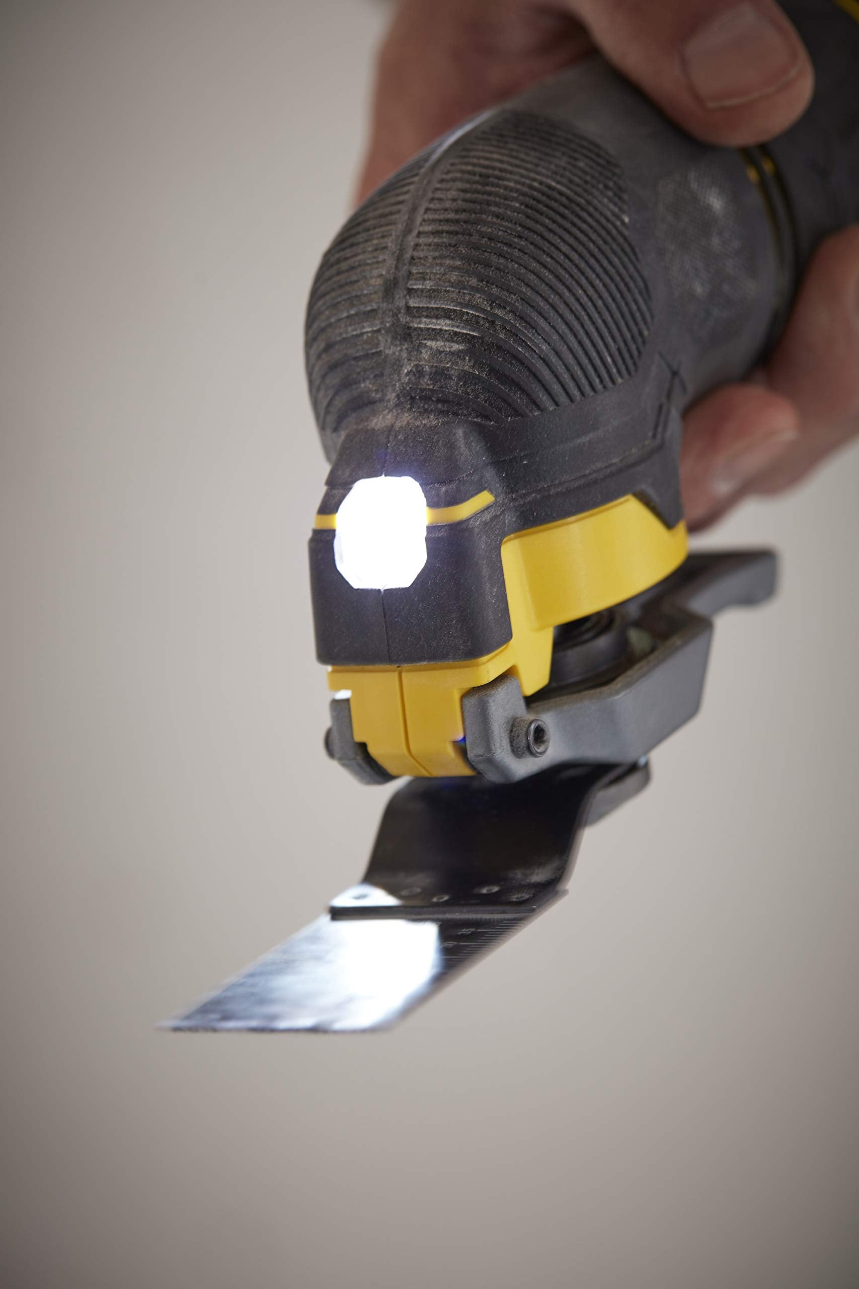Stanley FatMax 18V Akku-Multifunktionswerkzeug SFMCE500B (Schleifer, Säge & Universalmesser in einem Gerät – Oszillierendes Werkzeug, inkl. 20-tlg. Zubehör, Lieferung ohne Akku und Ladegerät)