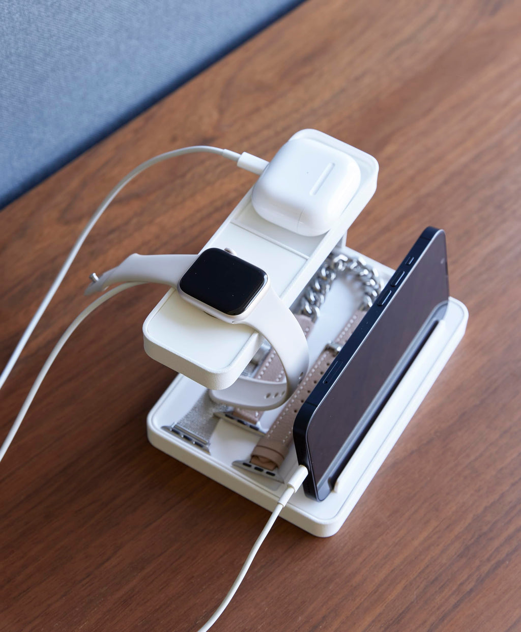 Yamazaki 1871 TOWER Smartphone & Device Charging Stand, white, Steel/ABS Resin/Silicone, 16 x 11.6 x 10 cm