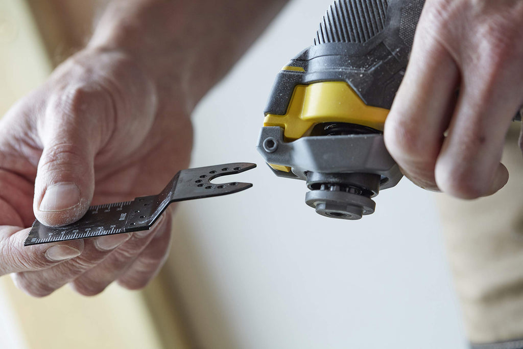 Stanley FatMax 18V Akku-Multifunktionswerkzeug SFMCE500B (Schleifer, Säge & Universalmesser in einem Gerät – Oszillierendes Werkzeug, inkl. 20-tlg. Zubehör, Lieferung ohne Akku und Ladegerät)