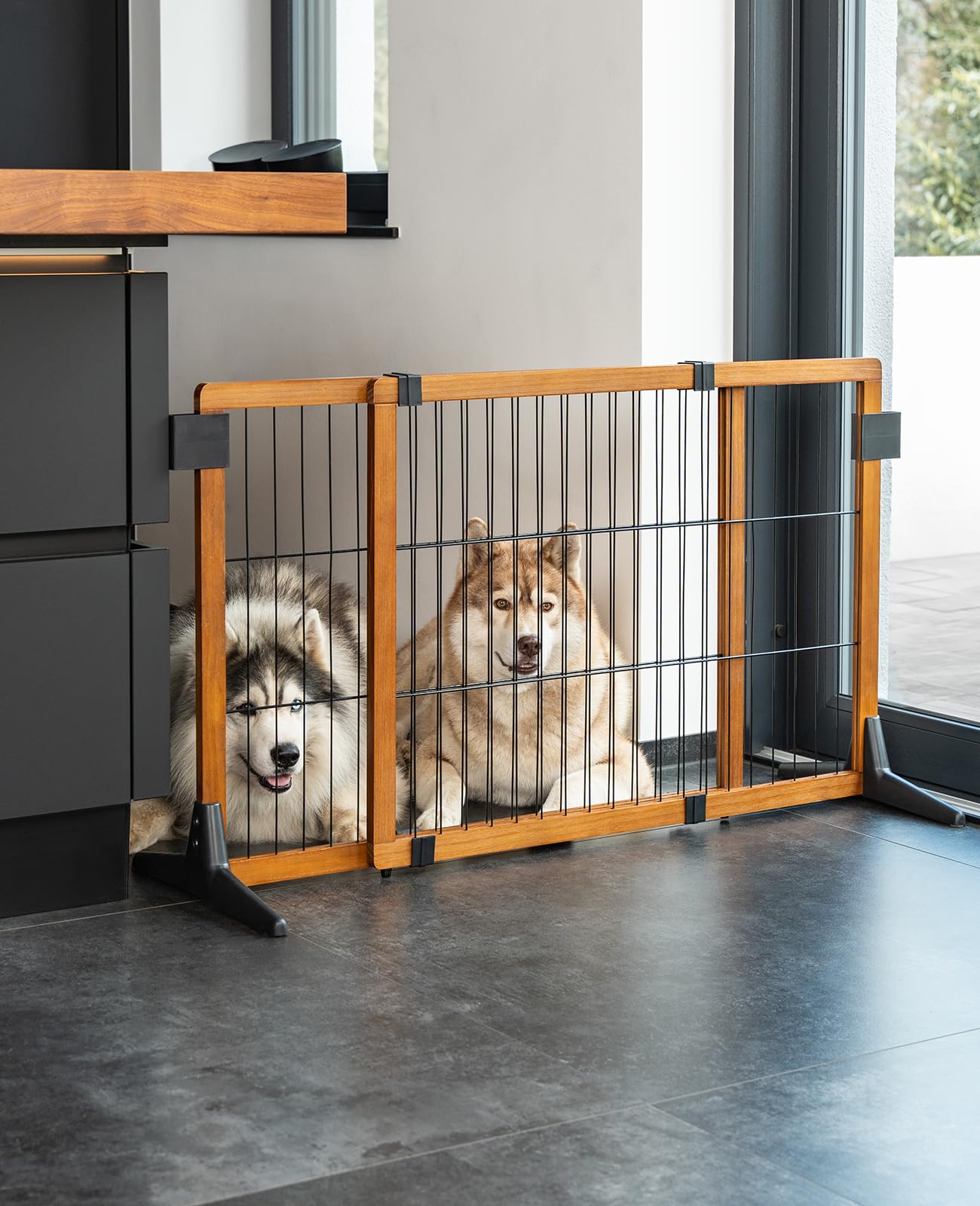 lionto Hundeschutzgitter längenverstellbar, Welpenschutzgitter aus attraktivem Pinienholz sorgt für Sicherheit, Höhe 70 cm, Robustes Absperrgitter für Treppen/Türen, einfacher Aufbau, braun/schwarz