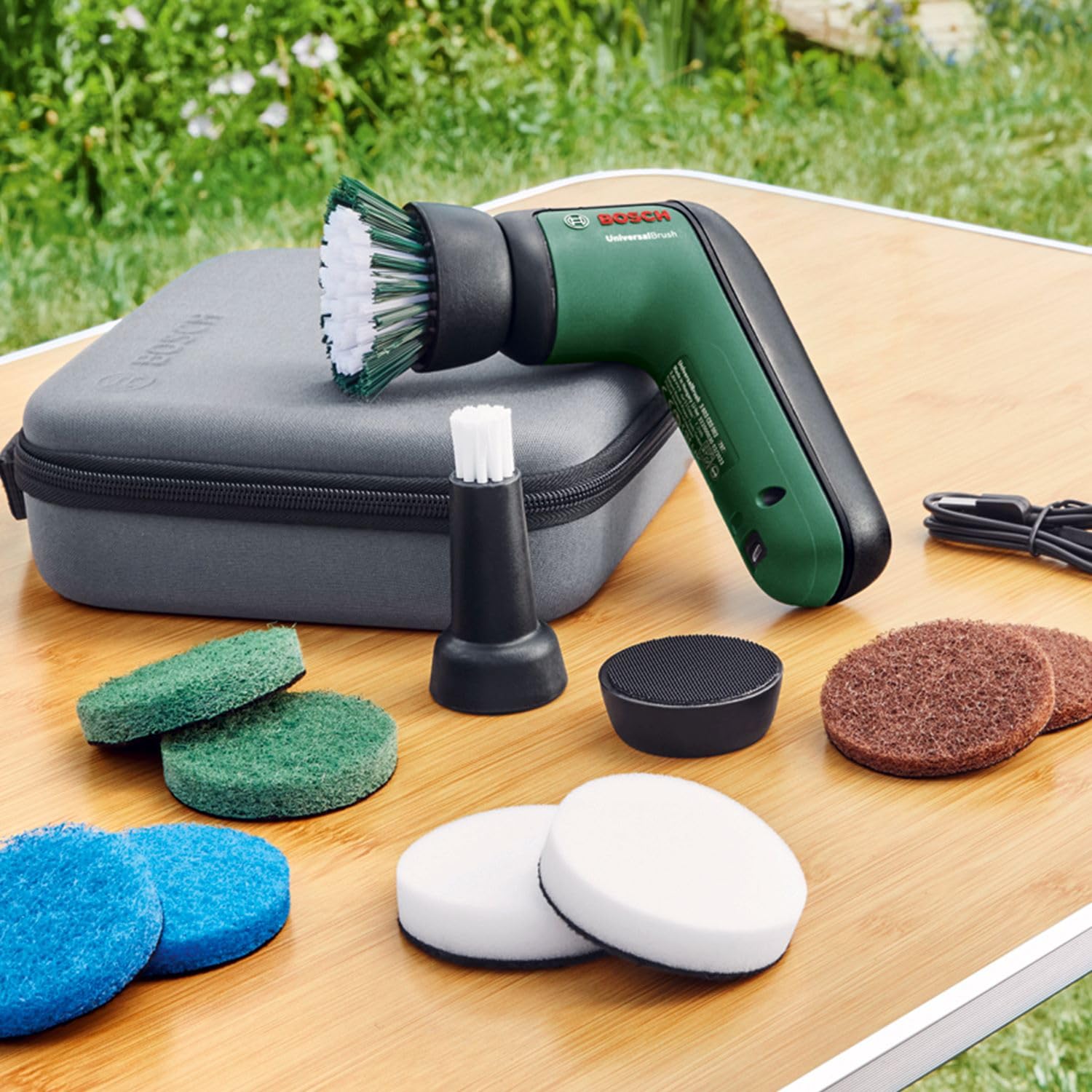 Bosch Elektro-Reinigungsbürsten-Set UniversalBrush (für Badezimmer Fliesen, Küchenherd, Pfannen, Töpfe und mehr; 10 Reinigungsaufsätze enthalten; 3,6 V integrierter Akku; Micro-USB-Kabel; in Tasche)