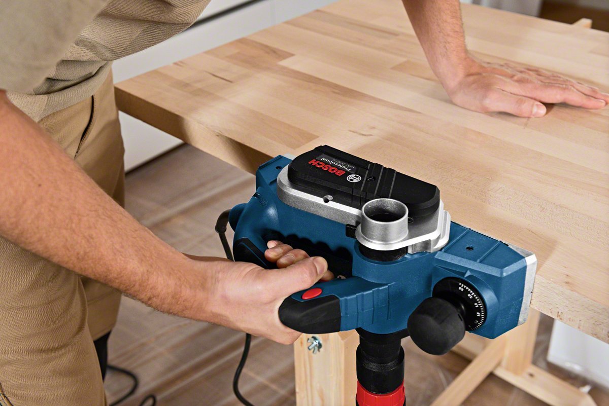 Bosch Professional Hobel GHO 26-82 D (Leistung 710 Watt, inkl. Parallelanschlag, Sechskantstiftschlüssel SW 2,5, Stoffstaubbeutel, Handwerkoffer)