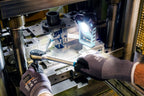 Hazet LED Pocket-Light 1979N-82 I 180 Grad verstellbare, kompakte Werkstatt-Lampe mit hoher Leuchtleistung, stufenlos dimmbar, integrierte Haltemagneten zur Befestigung