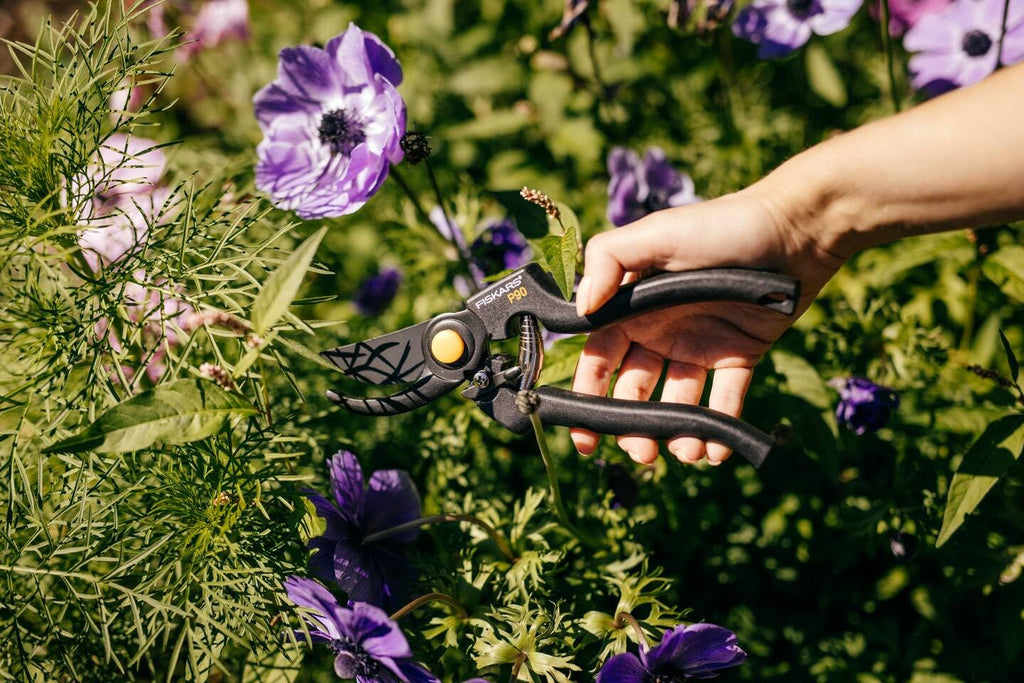 Fiskars Bypass-Gartenschere für frische Äste und Zweige, Antihaftbeschichtet, Hochwertige Stahl-Klingen, Länge: 22,5 cm, Schwarz/Orange, Pro, P90, 1001530