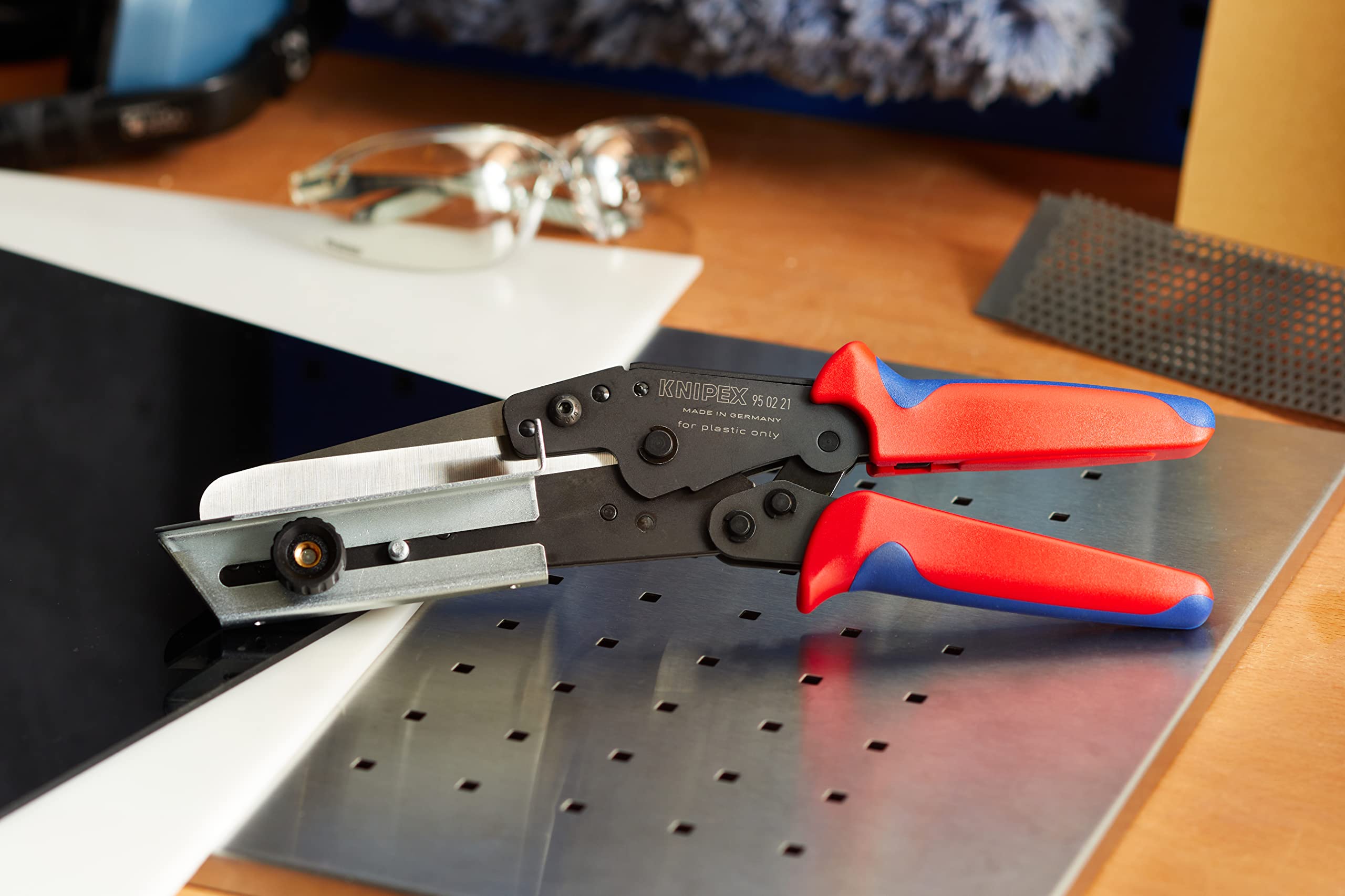 KNIPEX Schere für Kunststoffe auch für Kabelkanäle mit Mehrkomponenten-Hüllen 275 mm, 95 02 21