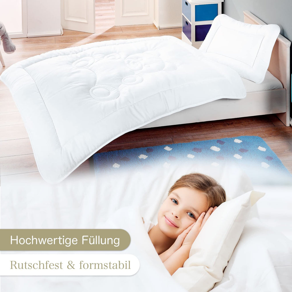 KiGATEX Baby Bettdecke und Kissen im Set - 100x135 cm Kinderbettdecke und 60x40 cm Kissen für Kinder Zertifiziert nach Öko-Tex - Kinderdecke mit Bärchensteppung