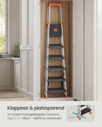 SONGMICS Leiter mit 6 Stufen, Aluleiter, 12 cm breite Stufen mit Riffelung, Anti-Rutsch-Füße, mit Handlauf, Werkzeugschale, bis 150 kg belastbar, schwarz-orange GLT06BK