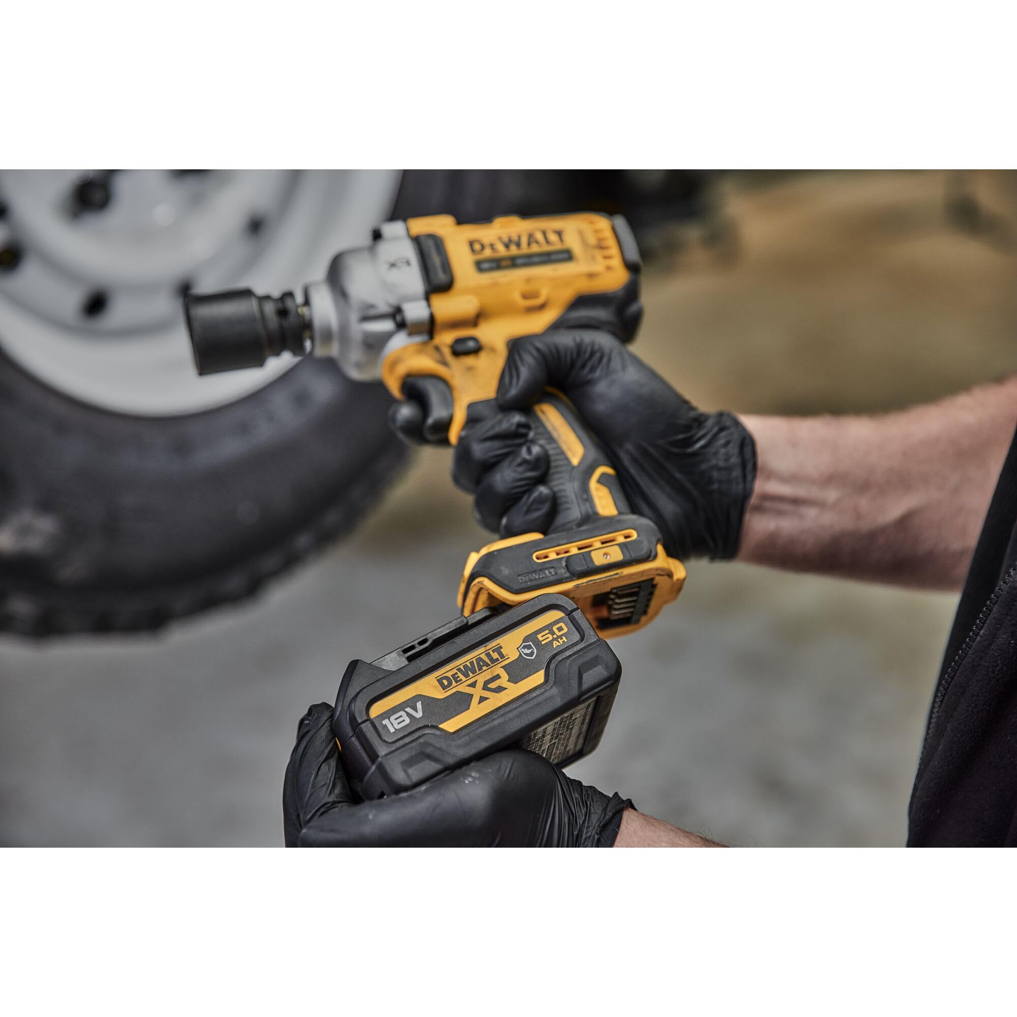 DEWALT XR Akku-Schlagschrauber DCF891N (18V, ½ Zoll Außenvierkant-Aufnahme mit Spreng- bzw. HOG-Ring, 813 Nm Anzugsmoment, inkl. Metall-Gürtelhaken, Lieferung ohne Akku & Ladegerät)